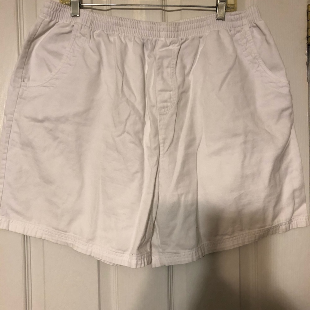 White Basic Edition shorts size XXL